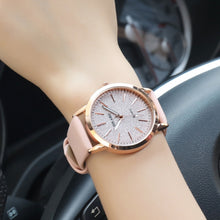 Загрузить изображение в средство просмотра галереи, Leather quartz ladies watch