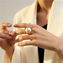 Загрузить изображение в средство просмотра галереи, Large pearl hollow exaggerated design ring