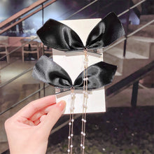 Load image into Gallery viewer, Bow tie pearl chain hairpin