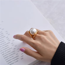 Загрузить изображение в средство просмотра галереи, Large pearl hollow exaggerated design ring
