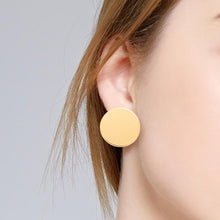 Load image into Gallery viewer, Simple and fashionable big round clip earrings
