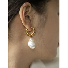 Load image into Gallery viewer, Pearl gold round earrings
