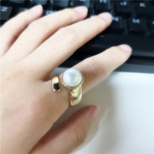 Загрузить изображение в средство просмотра галереи, Large pearl hollow exaggerated design ring
