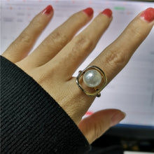 Загрузить изображение в средство просмотра галереи, Large pearl hollow exaggerated design ring
