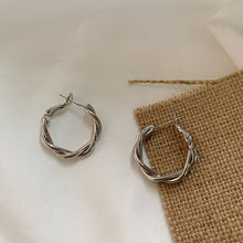 Загрузить изображение в средство просмотра галереи, Minimalist geometric hoop earrings

