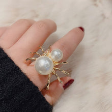 Загрузить изображение в средство просмотра галереи, Large pearl hollow exaggerated design ring
