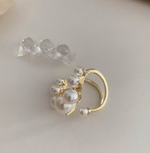 Load image into Gallery viewer, Women's pearl pavé ring
