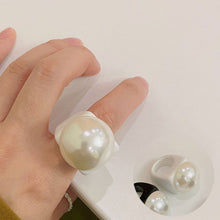 Загрузить изображение в средство просмотра галереи, Large pearl hollow exaggerated design ring
