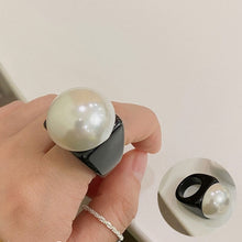 Загрузить изображение в средство просмотра галереи, Large pearl hollow exaggerated design ring
