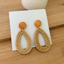Загрузить изображение в средство просмотра галереи, Woven rattan beach pendant earrings
